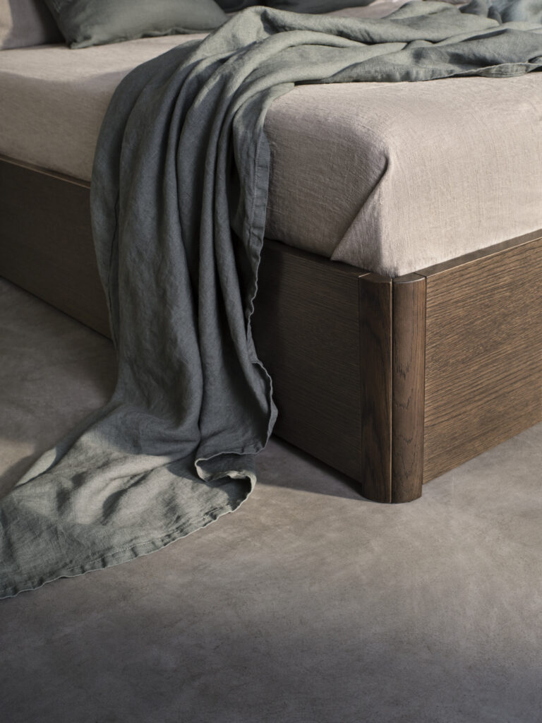 Łóżko BoConcept Element, Narzuta i Poduszka Washed Linen