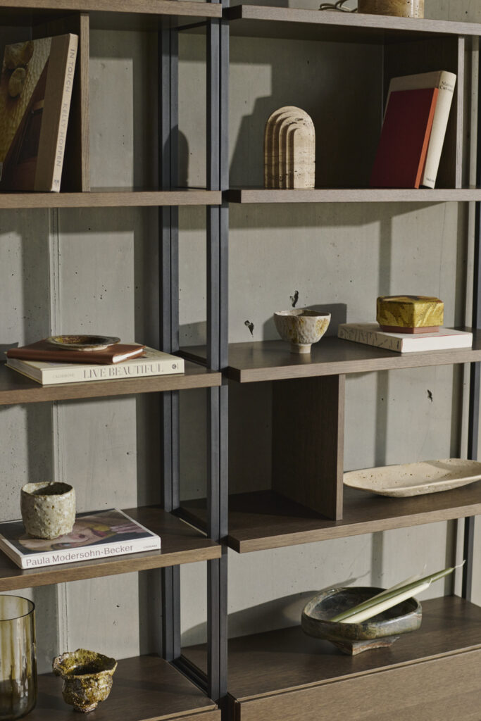 Minimalistyczny regał z książkami i ozdobami w stylu skandynawskim