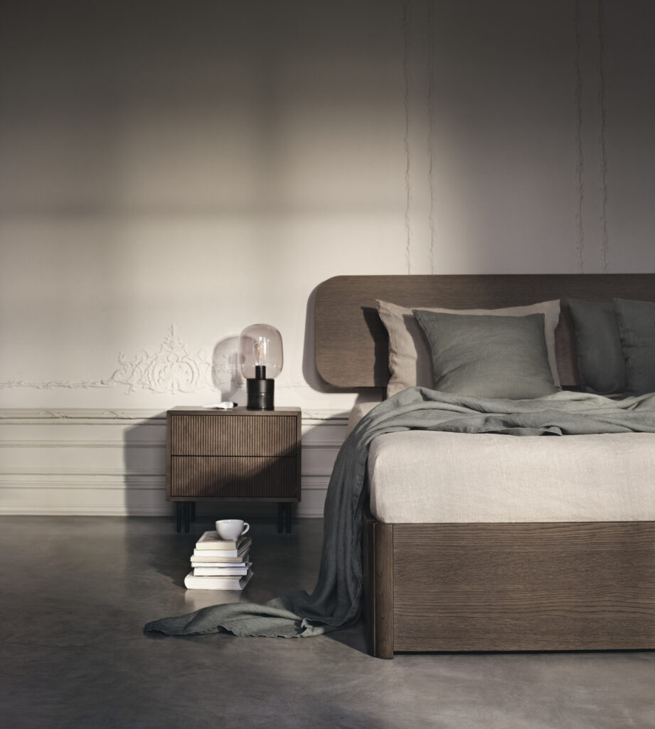 Łóżko i szafka nocna BoConcept Element, Narzuta i Poduszka Washed Linen