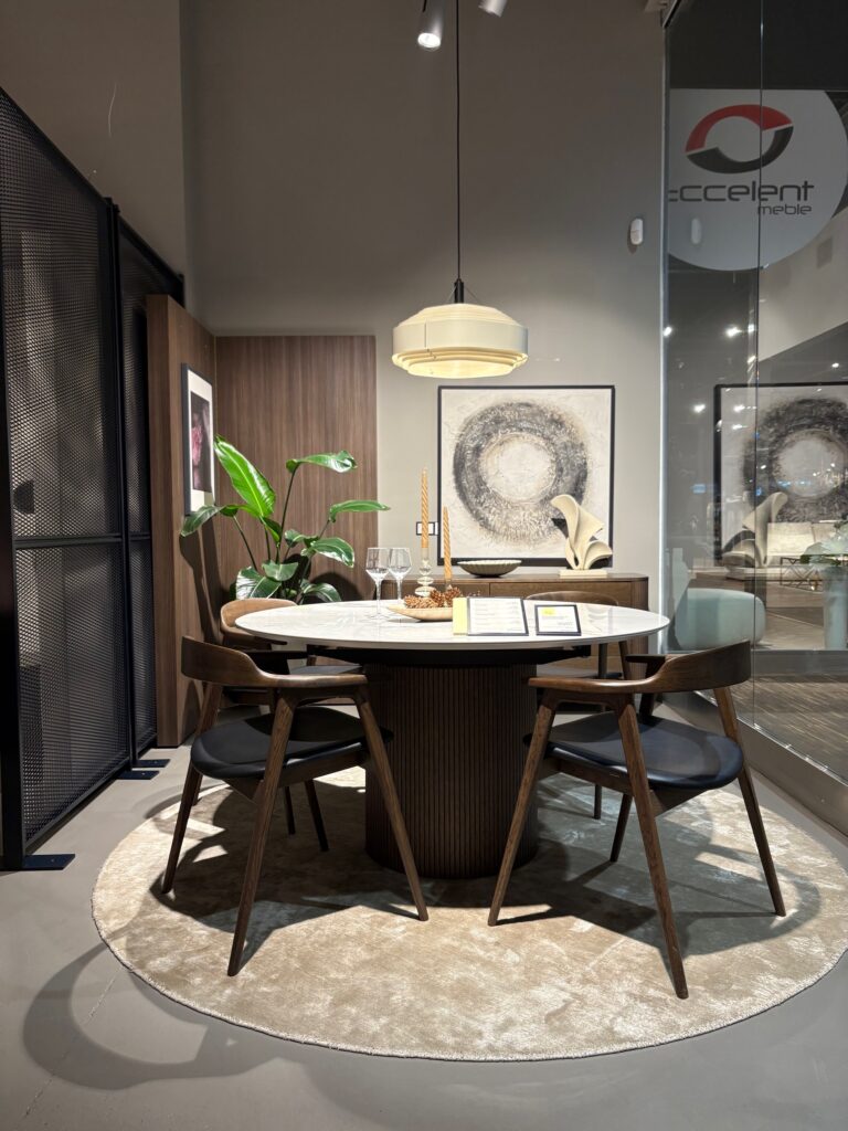 Nowoczesna jadalnia do małego mieszkania - okrągły stół i drewniane krzesła BoConcept