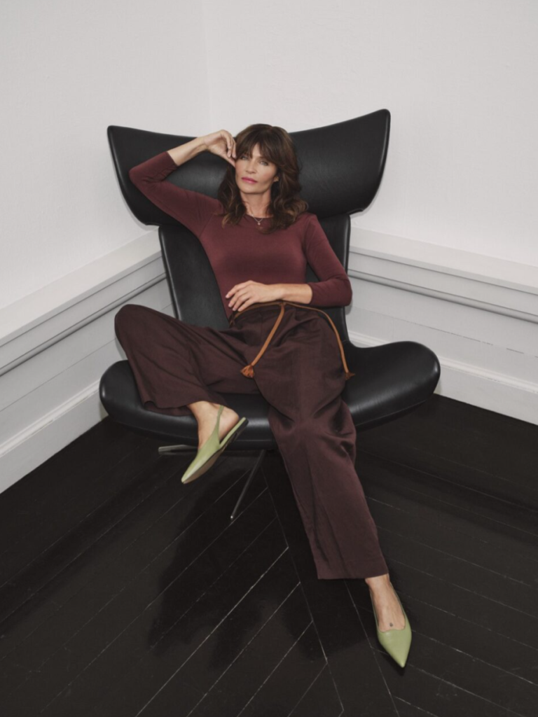 Helena Christiansen na Fotelu BoConcept IMOLA