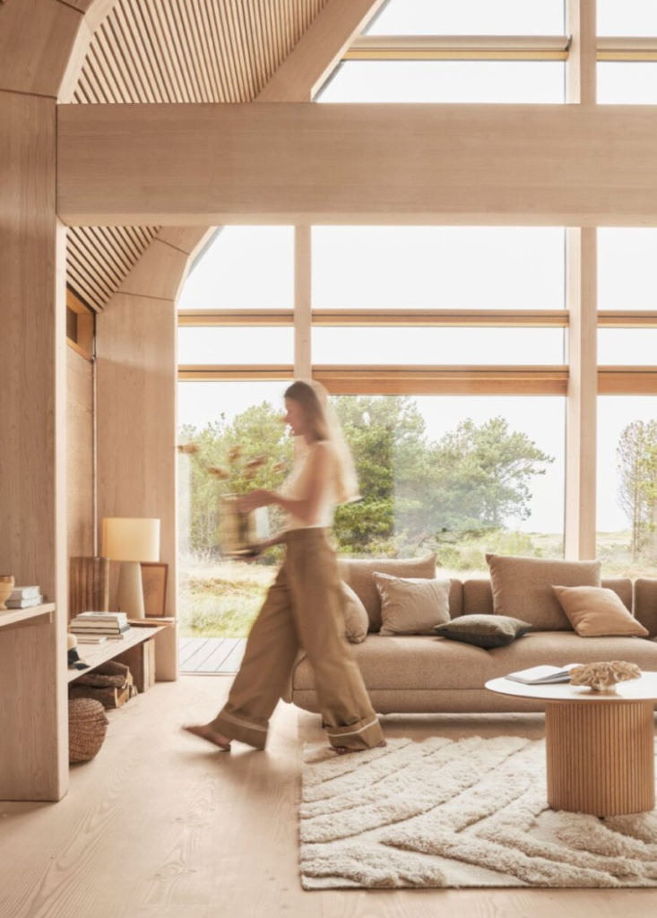 Blopndynka w jasnym skandynawskim salonie meblowanym przez BoConcept