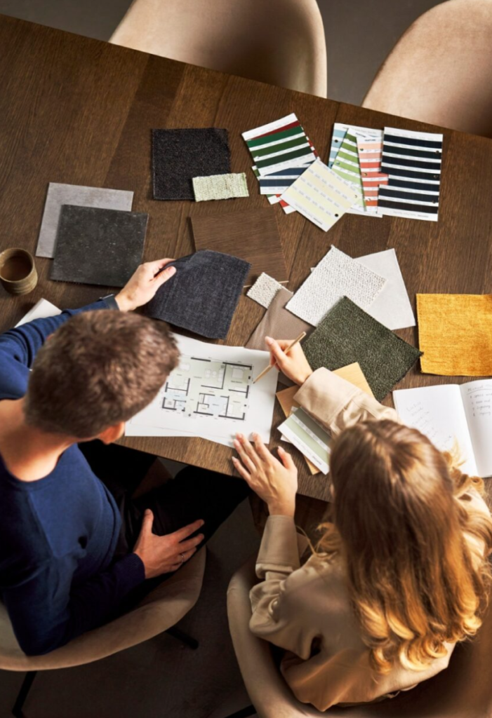 Designerka Wnętrz BoConcept omawiająca projekt