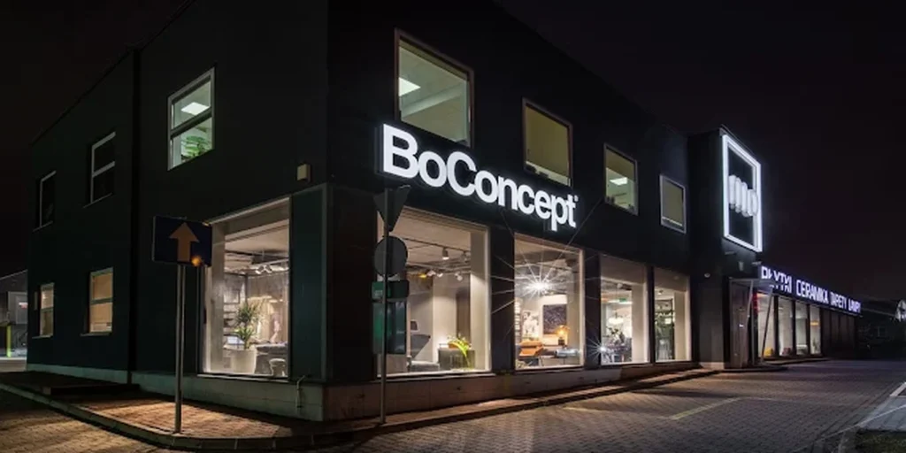 Salon mebli skandynawskich BoConcept Poznań – nowoczesny showroom z zewnątrz nocą