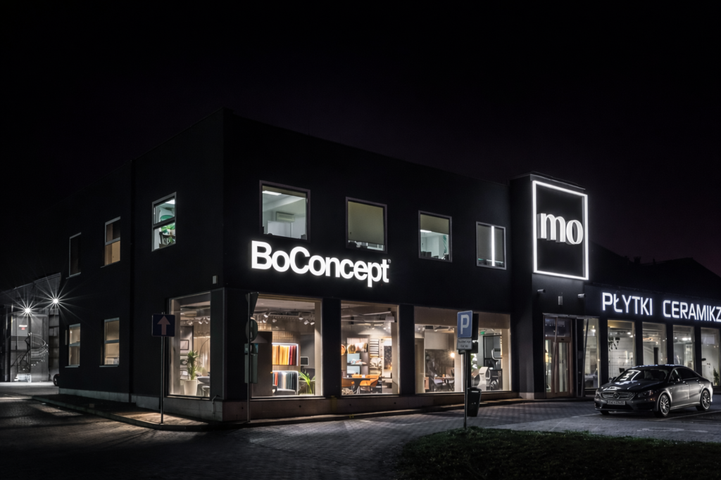 Salon BoConcept z zewnątrz nocą - nowoczesny salon mebli skandynawskich