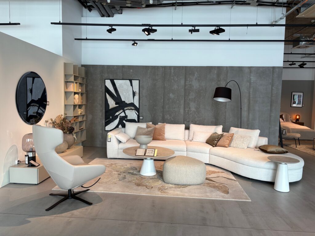 Sofa modułowa w stylu skandynawskim w aranżacji salonu BoConcept w Warszawie.