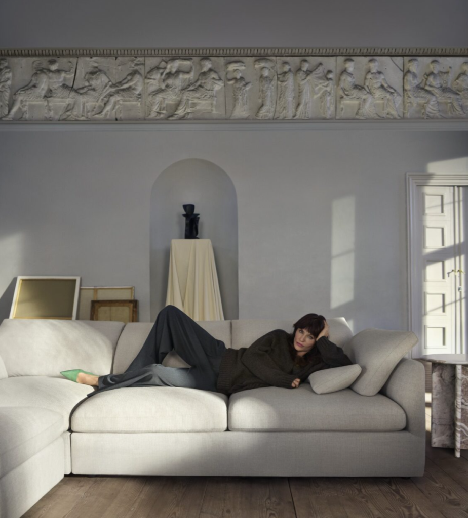 Helena Christiansen na Kanapie BoConcept