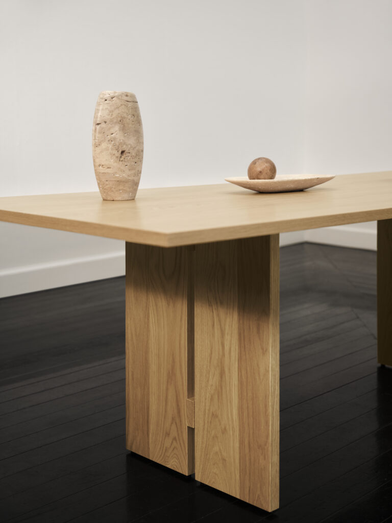 meble z Kolekcji AXO BoConcept,, stół z ozdobami