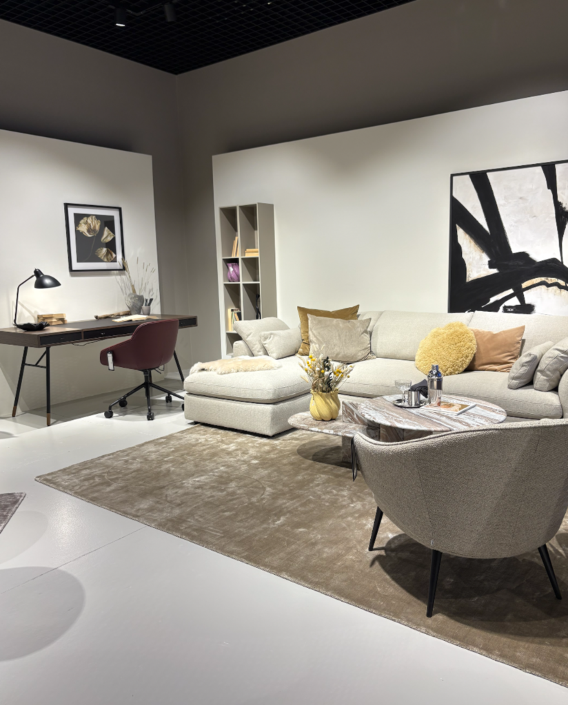 Aranżacja salonu z biurkiem w BoConcept Gdańsk – strefa pracy i wypoczynku