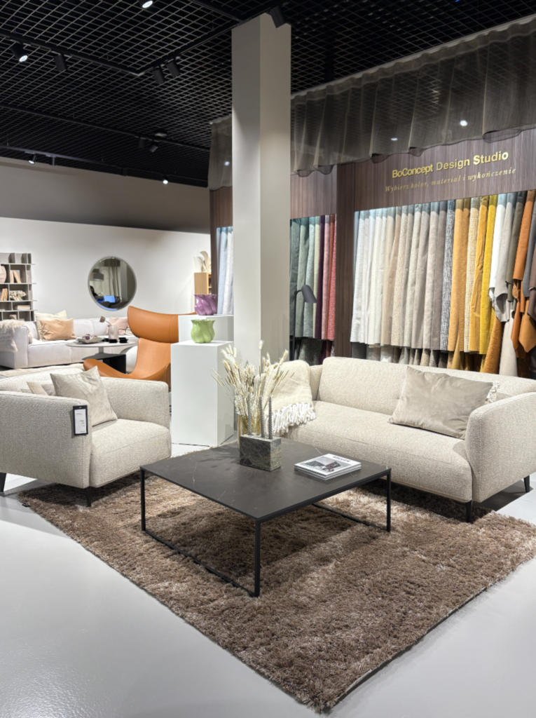 Aranżacja salonu BoConcept Gdańsk z sofą, stolikiem kawowym i próbkami tkanin