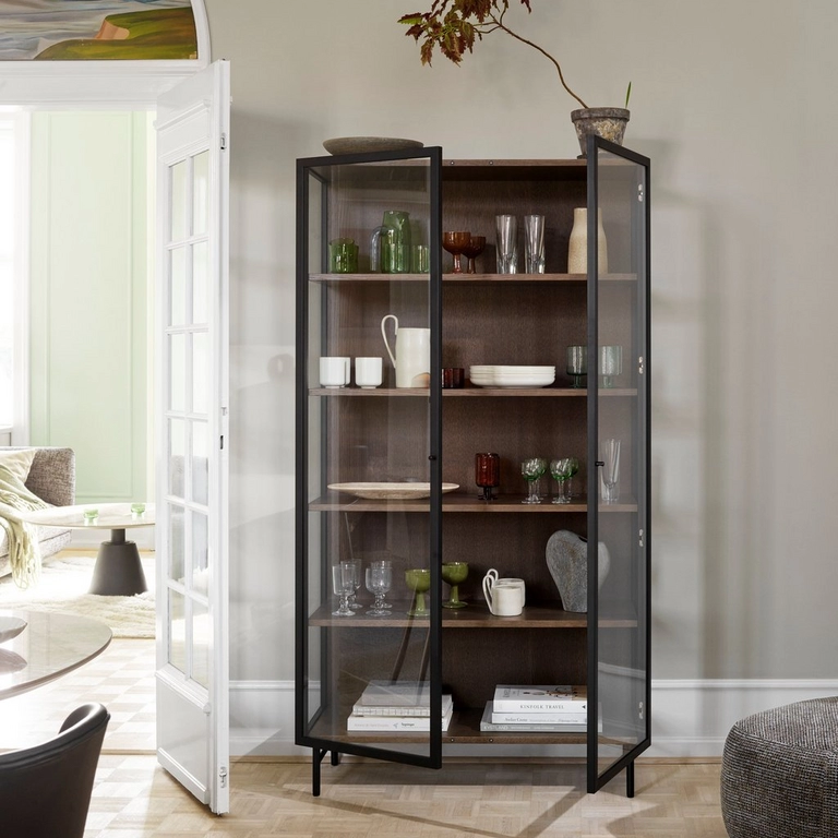 Na zdjęciu przedstawiono regał modułowy Como w nowoczesnym wnętrzu typu home office. Geometryczna forma oraz jasna kolorystyka podkreślają minimalistyczny charakter aranżacji, a otwarta konstrukcja półek umożliwia wygodne przechowywanie książek, dokumentów i dekoracji. System modułowy pozwala na elastyczne dopasowanie układu do przestrzeni oraz indywidualnych potrzeb użytkownika.