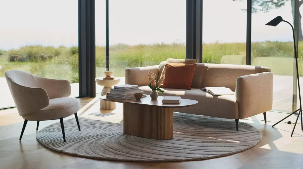 Mała sofa Modena w jasnej tkaninie prezentująca ponadczasowy duński design w nowoczesnym