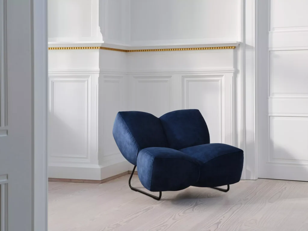 Granatowy fotel Nawabari BoConcept w eleganckim wnętrzu inspirowanym skandynawskim stylem