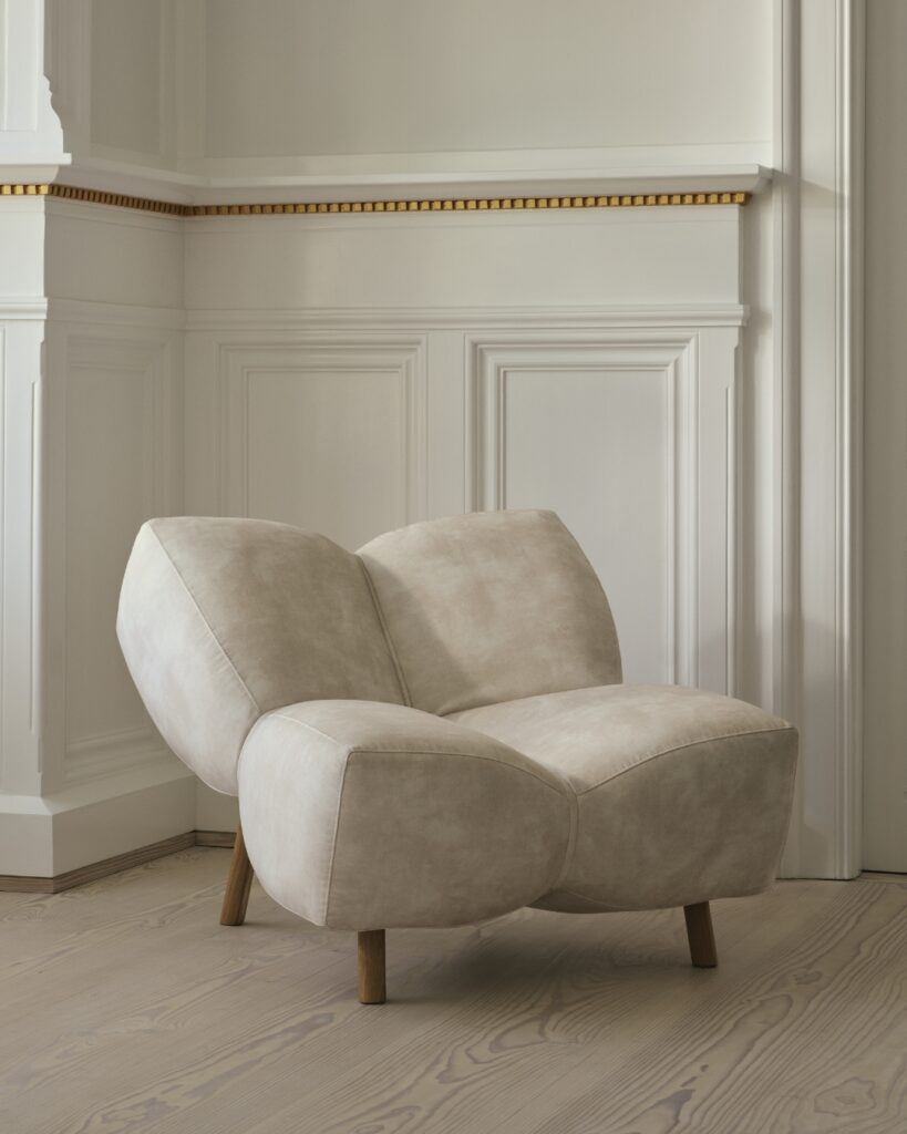 Jasny fotel Nawabari BoConcept w eleganckim wnętrzu inspirowanym skandynawskim designem
