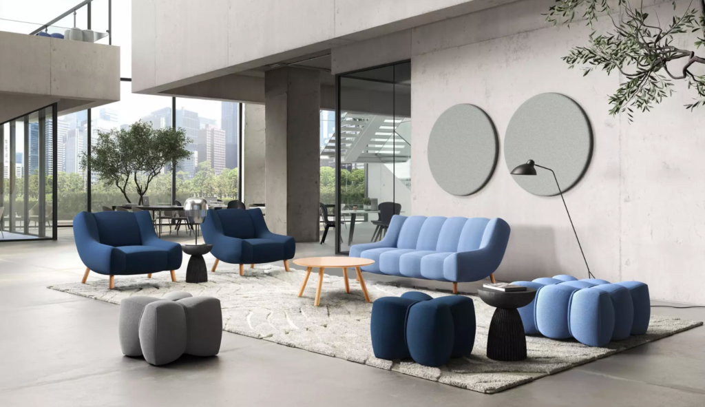 Nowoczesny salon premium z niebieskimi sofami i designerskimi pufami w stylu skandynawskim