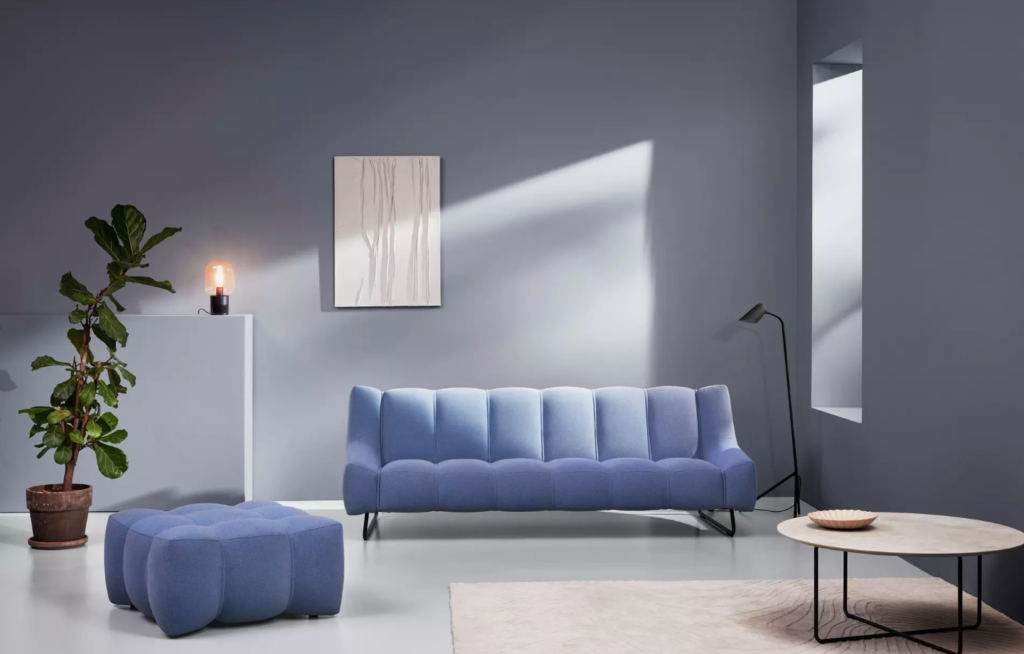 Nowoczesna niebieska sofa w stylu skandynawskim w minimalistycznym salonie premium