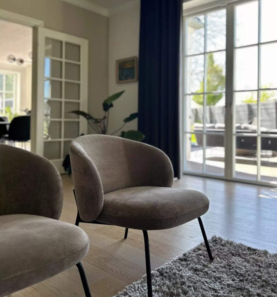 Salon w Domu Jednorodzinnym zaprojektowany przez BoConcept