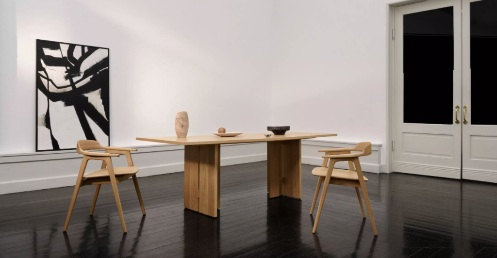 Stół Axo BoConcept z naturalnego dębu w nowoczesnej jadalni z krzesłami Princeton