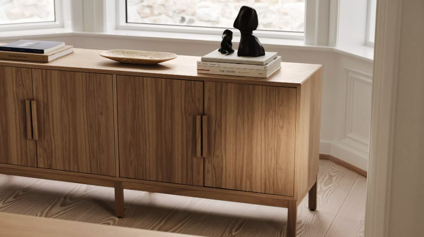 Bufet Axo BoConcept z naturalnego drewna dębowego w nowoczesnym wnętrzu inspirowanym skandynawskim designem
