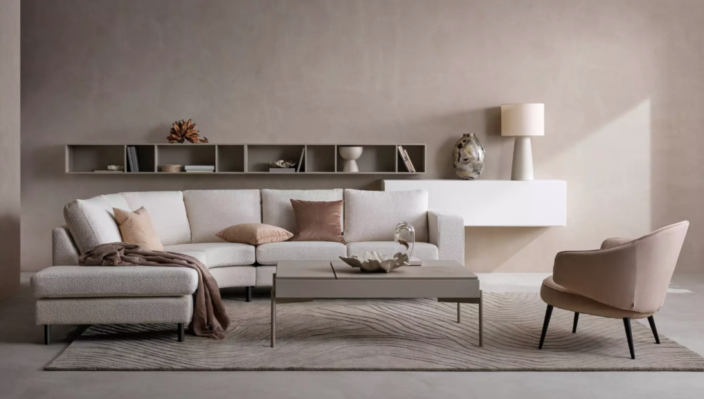Stolik kawowy Chiva BoConcept w nowoczesnym salonie z jasną sofą i designerskim fotelem
