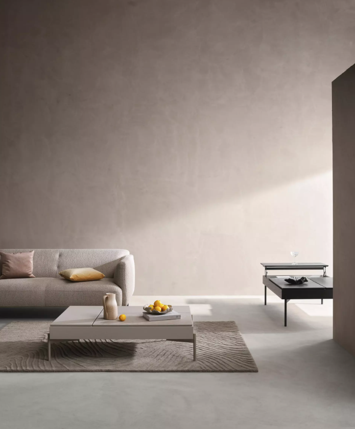 Stolik kawowy Chiva BoConcept w nowoczesnym salonie inspirowanym duńskim designem