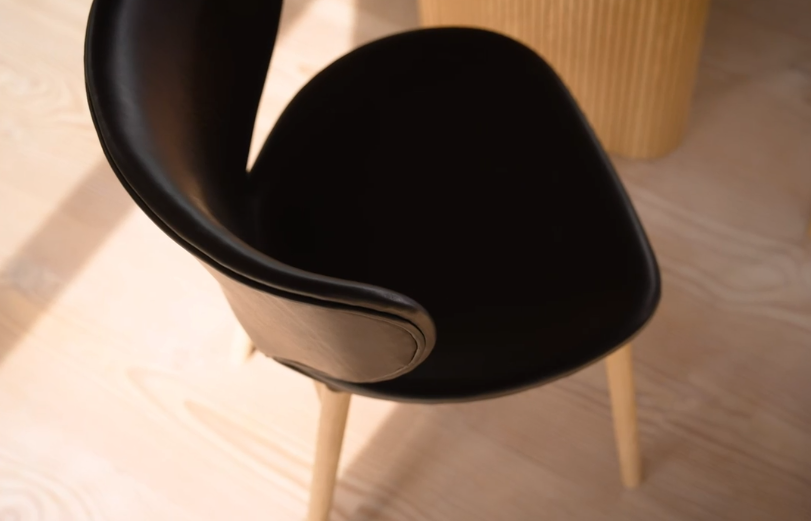 Krzesło BoConcept Adelaide z drewnianymi nogami