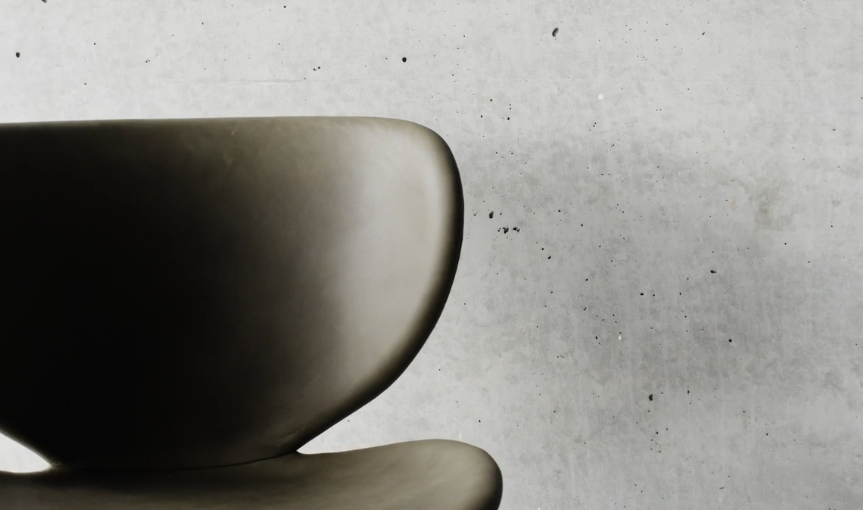 Krzesło BoConcept Adelaide ustawione na tle betonowej ściany