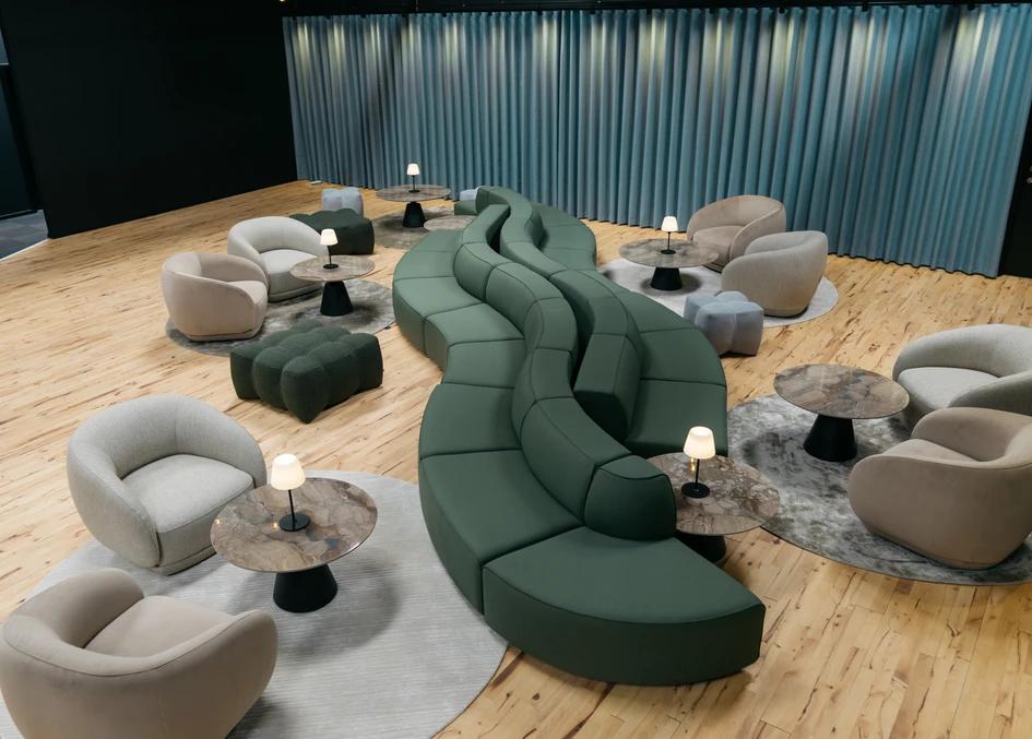 Strefa lounge Business Center Park z zieloną sofą Carmo i fotelami Bolzano BoConcept