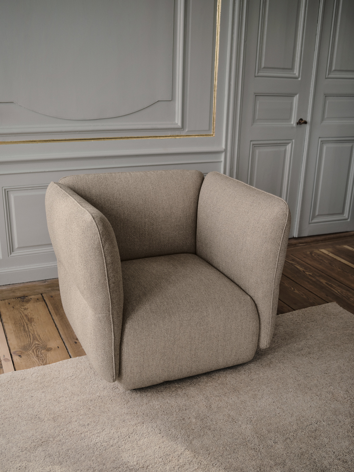 Sofa Paraggi marki BoConcept w eleganckim, współczesnym wnętrzu