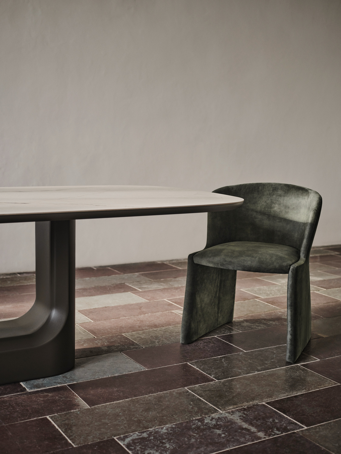 Architektoniczna forma stołu Volterra BoConcept