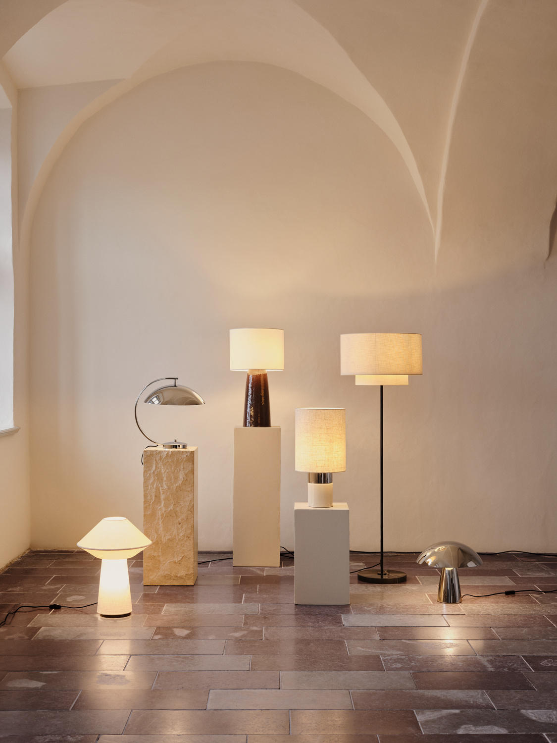 Zestawienie różnych lamp BoConcept w ciepłej, minimalistycznej przestrzeni