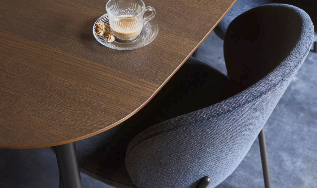 Stół BoConcept Kingston z filiżanką kawy postawioną na spodku