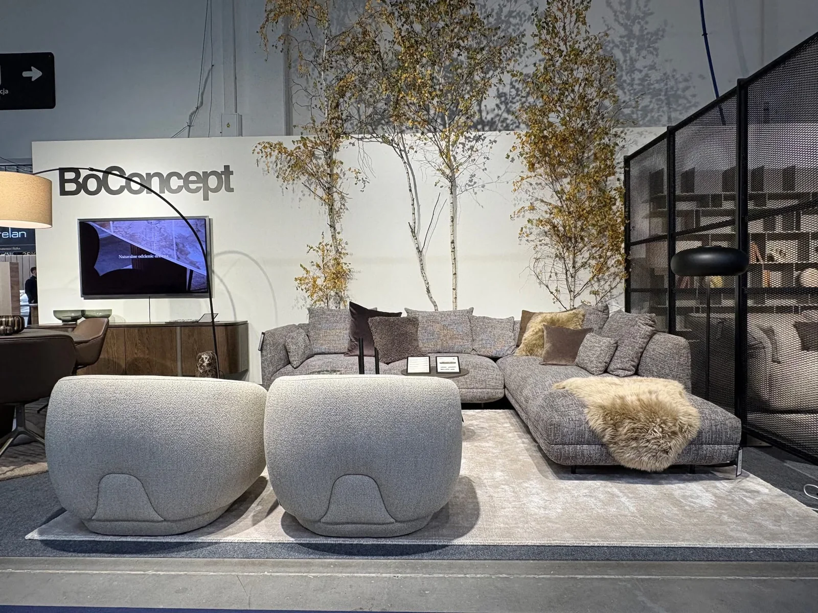 Sofa modułowa BoConcept w jasnej tkaninie i karmelowy fotel