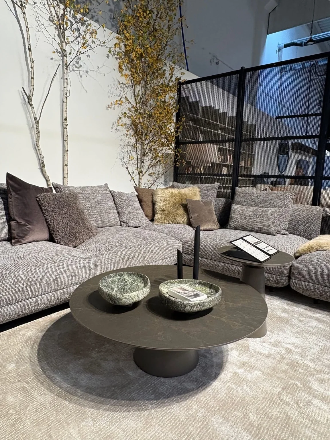 Narożnik BoConcept i okrągły stolik kawowy z dekoracjami