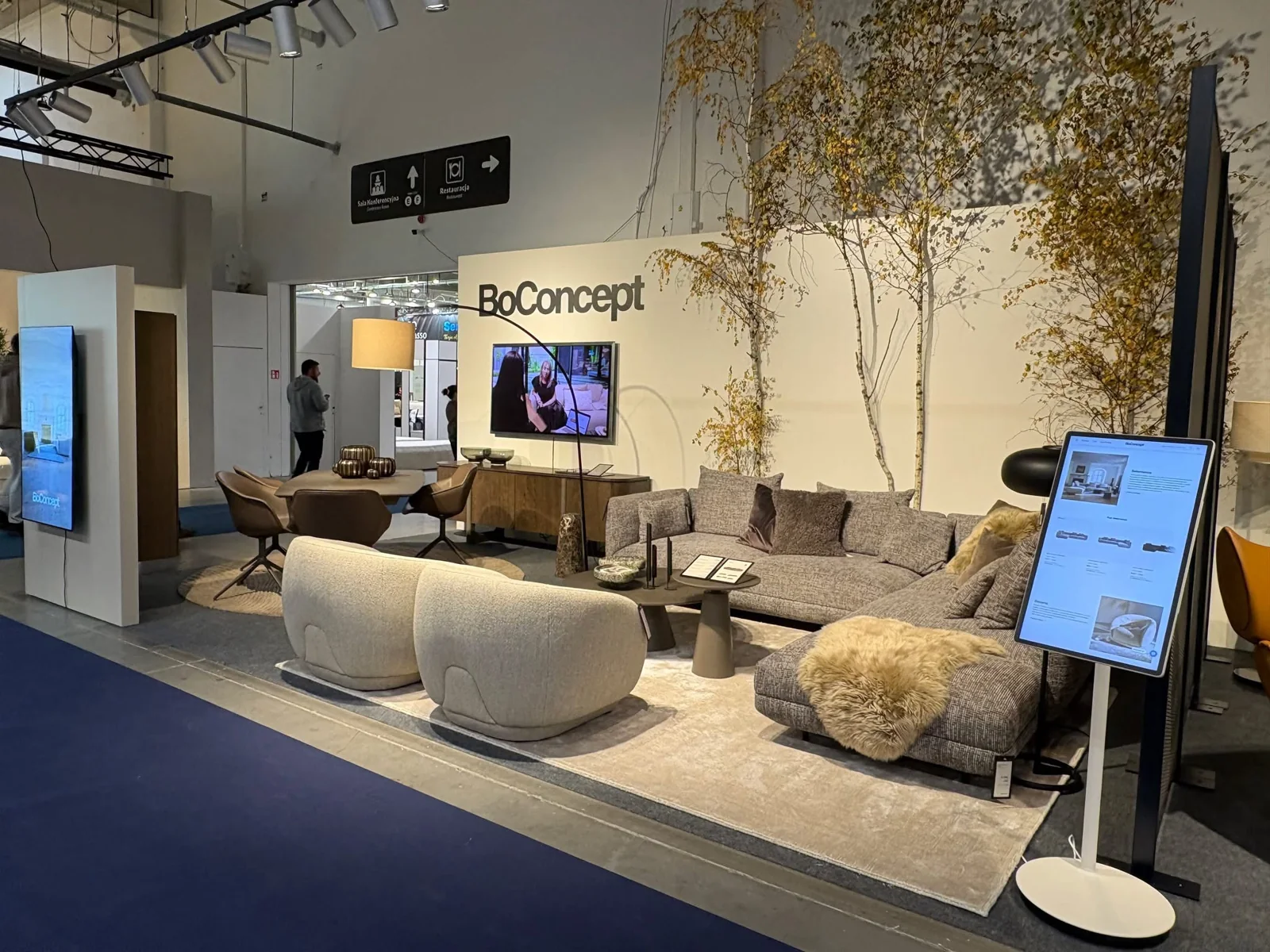 Przestrzeń wypoczynkowa BoConcept z sofą, lampą i zabudową