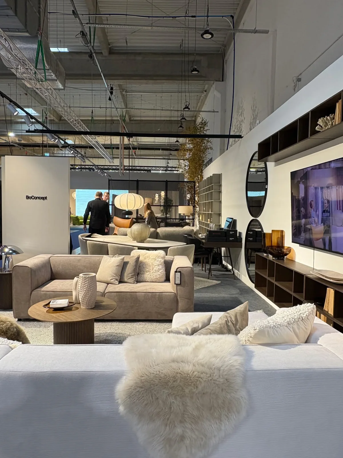 Jasne sofy BoConcept i stoliki kawowe na stoisku Warsaw Home