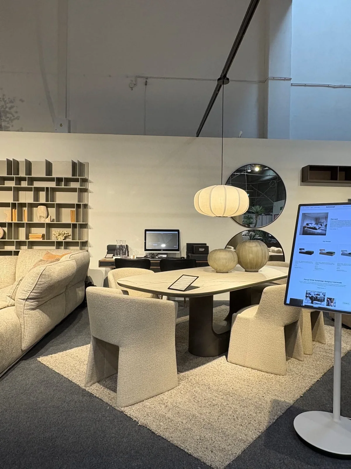 Jadalnia BoConcept z jasnym stołem i tapicerowanymi krzesłami