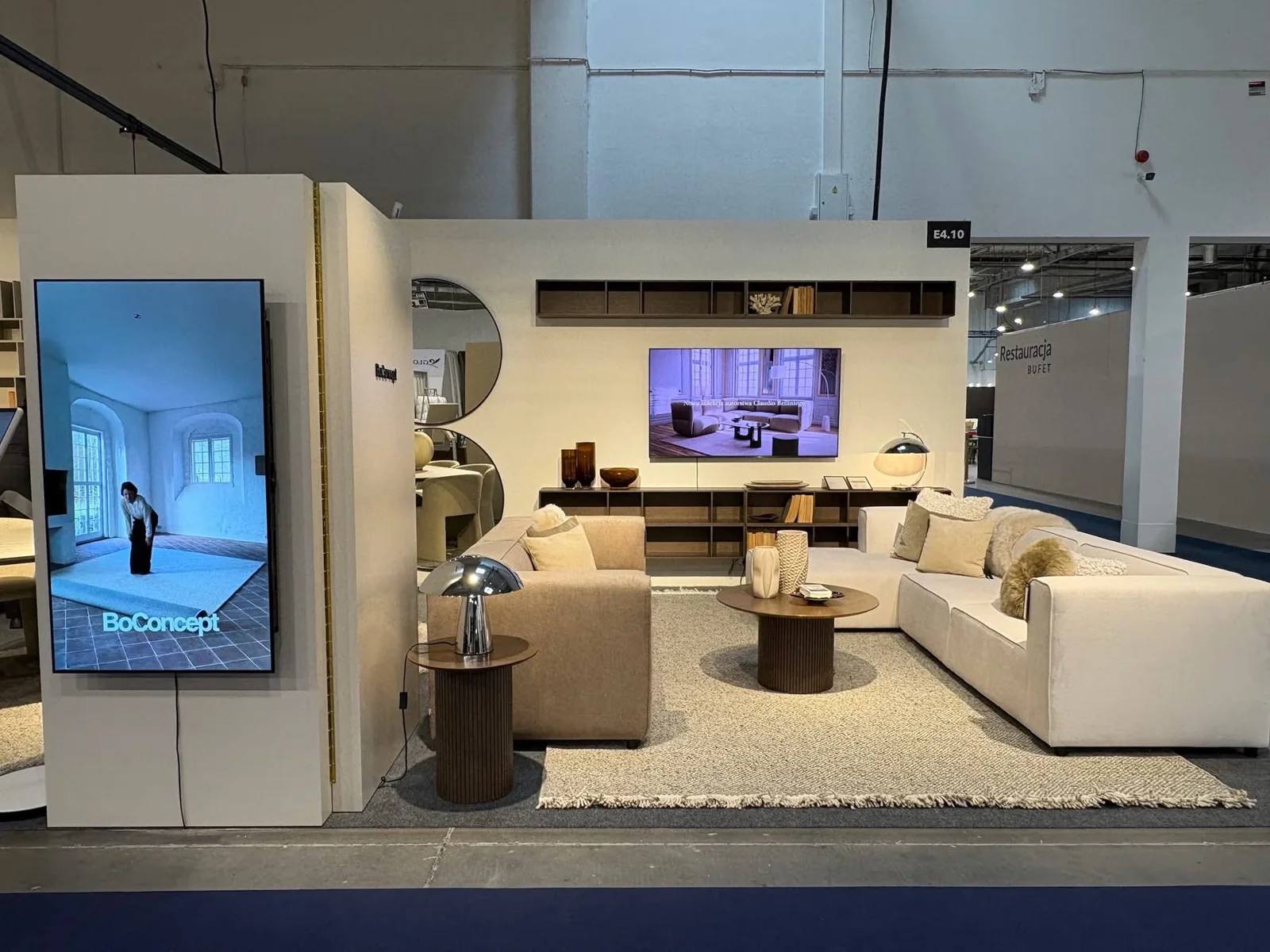 Stoisko BoConcept E4.10 na Warsaw Home 2026, jasne sofy i aranżacja salonu
